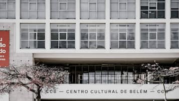 A building with a large entrance, multiple windows, and a sign reading 'CENTRO CULTURAL DE BELÉM'.