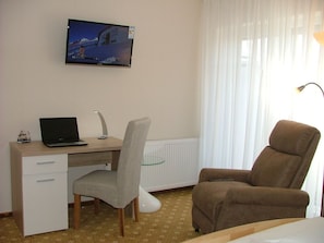 Camera doppia, balcone | Minibar, una cassaforte in camera, una scrivania, postazione laptop
