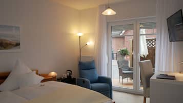 Doppelzimmer, Terrasse | Minibar, Zimmersafe, Schreibtisch, laptopgeeigneter Arbeitsplatz