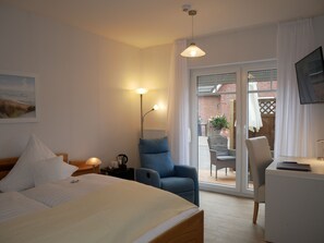 双人房, 露台 | 迷你吧、客房内保险箱、办公桌、笔记本电脑工作区