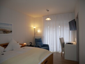 Chambre Double, terrasse | Minibar, coffres-forts dans les chambres, bureau