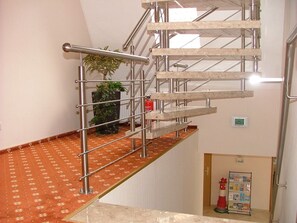 双人房 (Top Floor without balcony) | 迷你吧、客房内保险箱、办公桌、笔记本电脑工作区