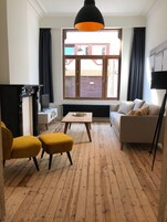 家庭公寓, 2 间卧室 | 起居区 | 38-英寸智能电视 （配备有线频道）、电视