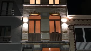 Fachada de la propiedad por la tarde o noche