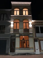 住宿正面 - 傍晚/夜晚