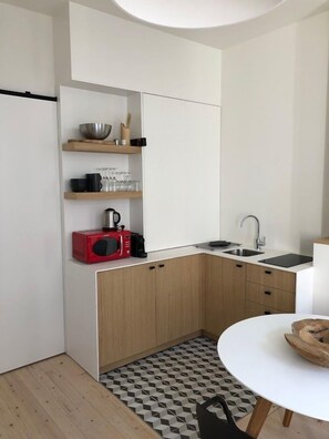 Departamento Confort | Cocineta privada | Refrigerador, microondas, parrilla de estufa y cafetera de espresso 