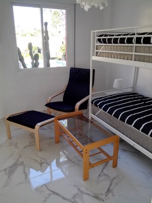 2 habitaciones, tabla de planchar con plancha, wifi y ropa de cama 