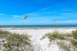 Am Strand, Liegestühle, Strandtücher