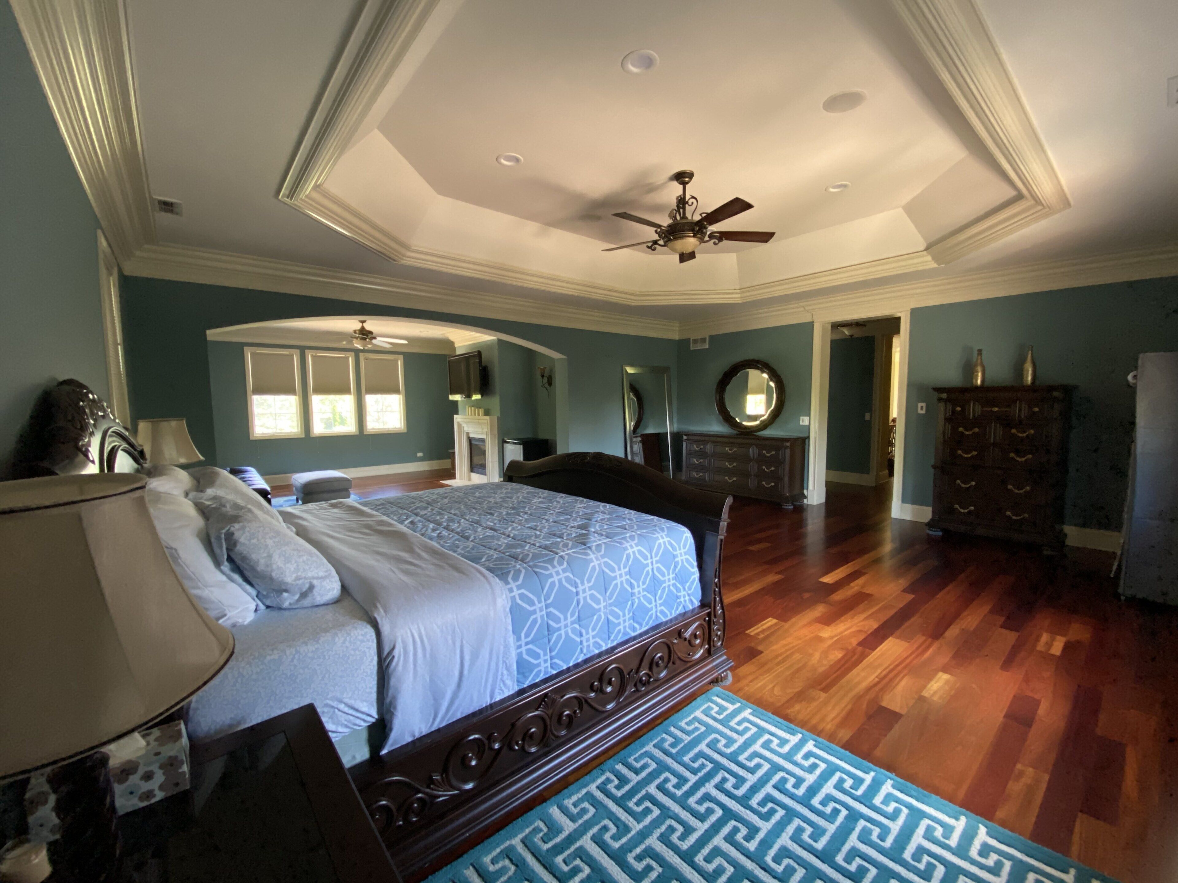 6 Bedrooms Home Suburbs of Chicago