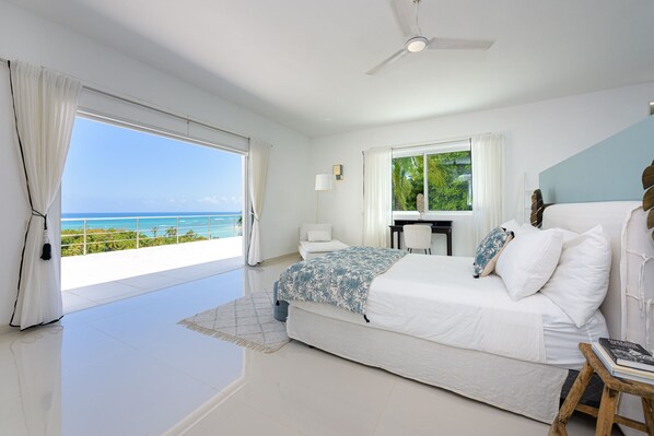 5 chambres, coffres-forts dans les chambres, bureau