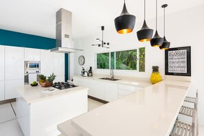 ثلاجة، ميكروويف، فرن، موقد طهي مسطح