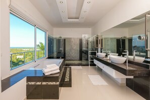 浴槽、ヘアドライヤー、タオル、石鹸