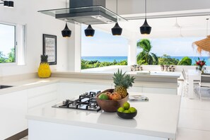 ثلاجة، ميكروويف، فرن، موقد طهي مسطح