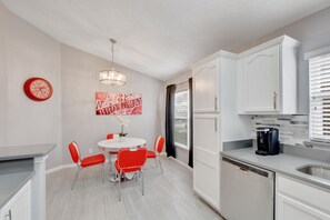 Fridge, microwave, oven, stovetop - Welcome to The new Star, 5 bedrooms , 4 bathrooms southfacing pool and spa (Kissimmee)