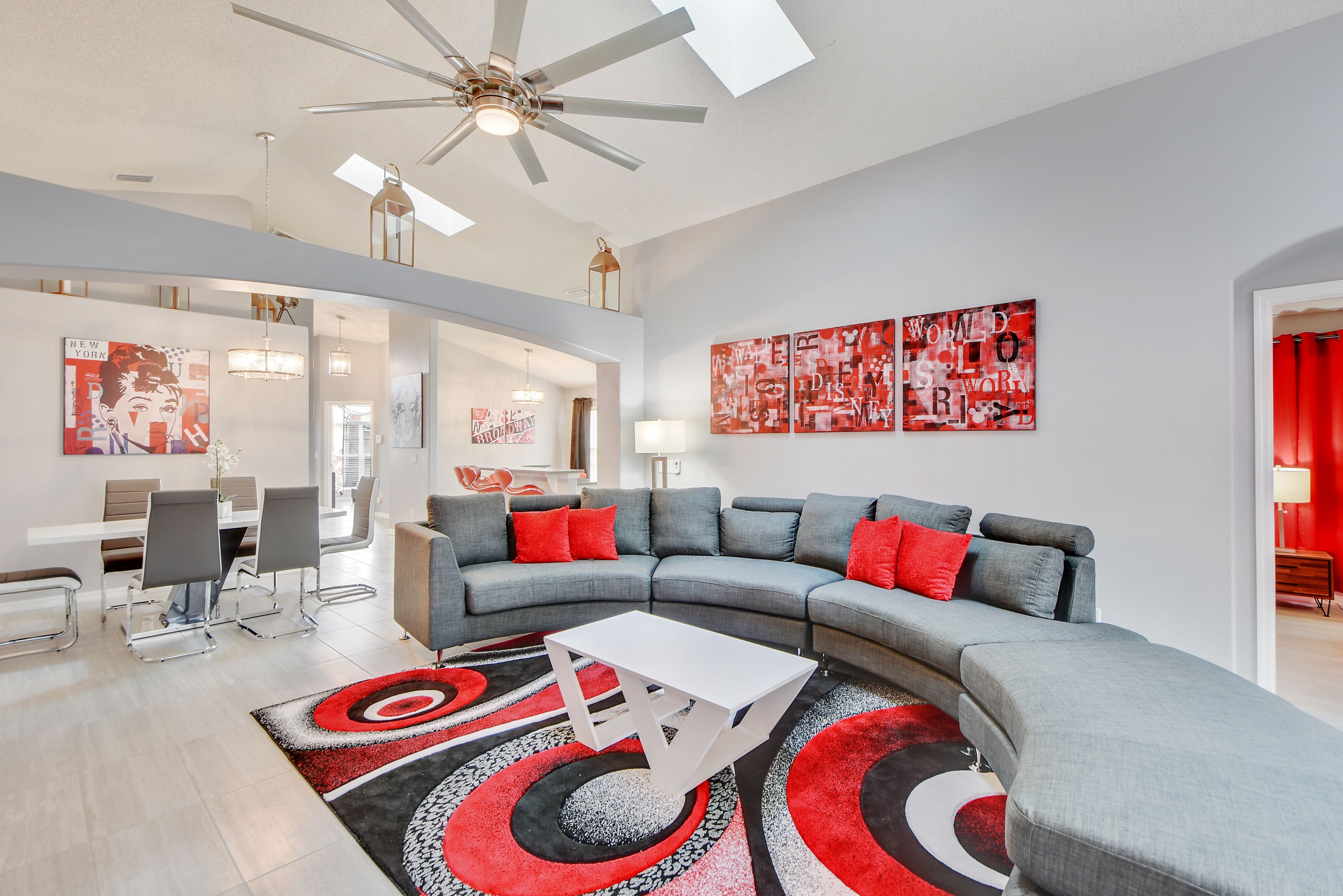 Welcome to The new Star, 5 bedrooms , 4 bathroom southfacing pool and spa