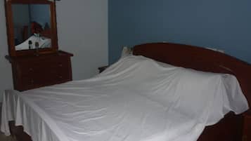 Chambre Double Deluxe | Décoration personnalisée, rideaux occultants, fer et planche à repasser