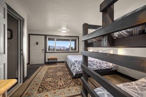 2 bedrooms, iron/ironing board, free WiFi