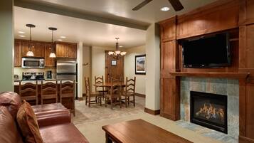 Télévision, cheminée, lecteur de DVD, table de tennis de table