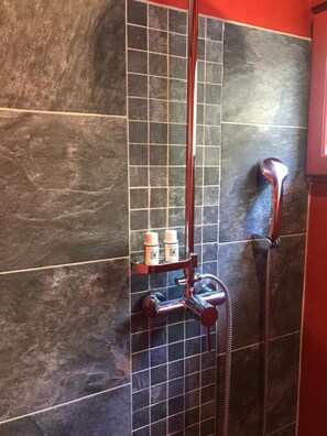 Shower, free toiletries, hair dryer, towels - Le Mas de la Fadeto (Les Baux-de-Provence)