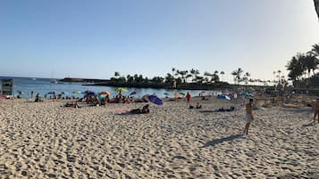 En la playa, camastros y toallas de playa