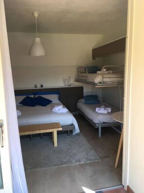 Habitación (Malvy) | Ropa de cama de alta calidad, minibar, escritorio y cortinas opacas