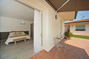 Habitación (Betty) | Ropa de cama de alta calidad, minibar, escritorio y cortinas opacas