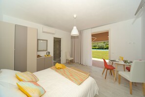 Huone (Betty) | Ylelliset vuodevaatteet, minibaari, työpöytä, pimennysverhot