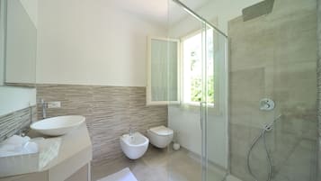 Room (Malvy) | Bathroom | Shower, rainfall showerhead, free toiletries, hair dryer