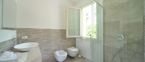 Zimmer (Malvy) | Badezimmer | Dusche, Regendusche, kostenlose Toilettenartikel, Haartrockner