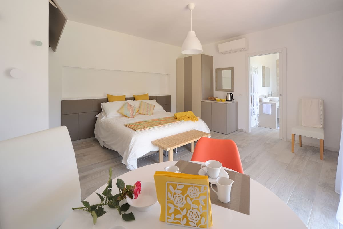 Habitación (Betty) | Ropa de cama de alta calidad, minibar, escritorio y cortinas opacas
