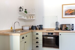 Refrigerador, microondas y tostadora