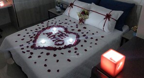 Desk, laptop workspace, blackout curtains, iron/ironing board - Studio Apartments E3 (Medellín)
