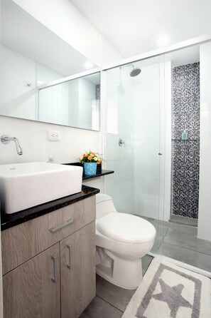 Dusj, hårføner, håndklær og såpe