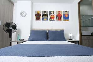 Desk, laptop workspace, blackout curtains, iron/ironing board - Studio Apartments E3 (Medellín)