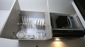 Grand réfrigérateur, micro-ondes, plaque de cuisson, cuiseur de riz