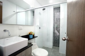 Shower, hair dryer, towels, soap - Studio Apartments E3 (Medellín)