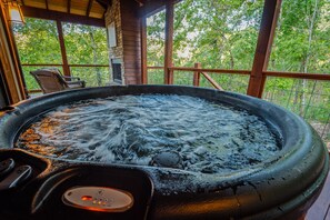 Outdoor spa tub - Family 3BR Retreat with Private Fishing Dock (Broken Bow)