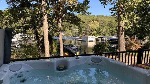Un bain à remous avec vue sur un quai et des bâtiments en arrière-plan.