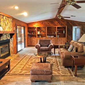 Televisión, chimenea y libros 