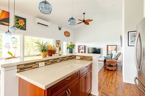 Interior - Oceanfront paradise with AC and wifi close to Hilo (Papaikou)