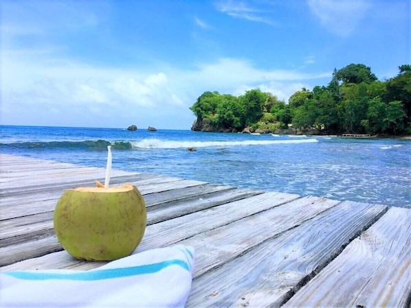 Plage, chaises longues, serviettes de plage
