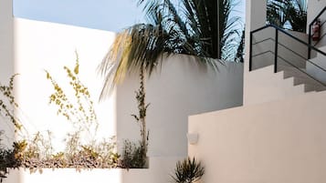 Un área de piscina moderna al aire libre con sillones de descanso y una escalera.