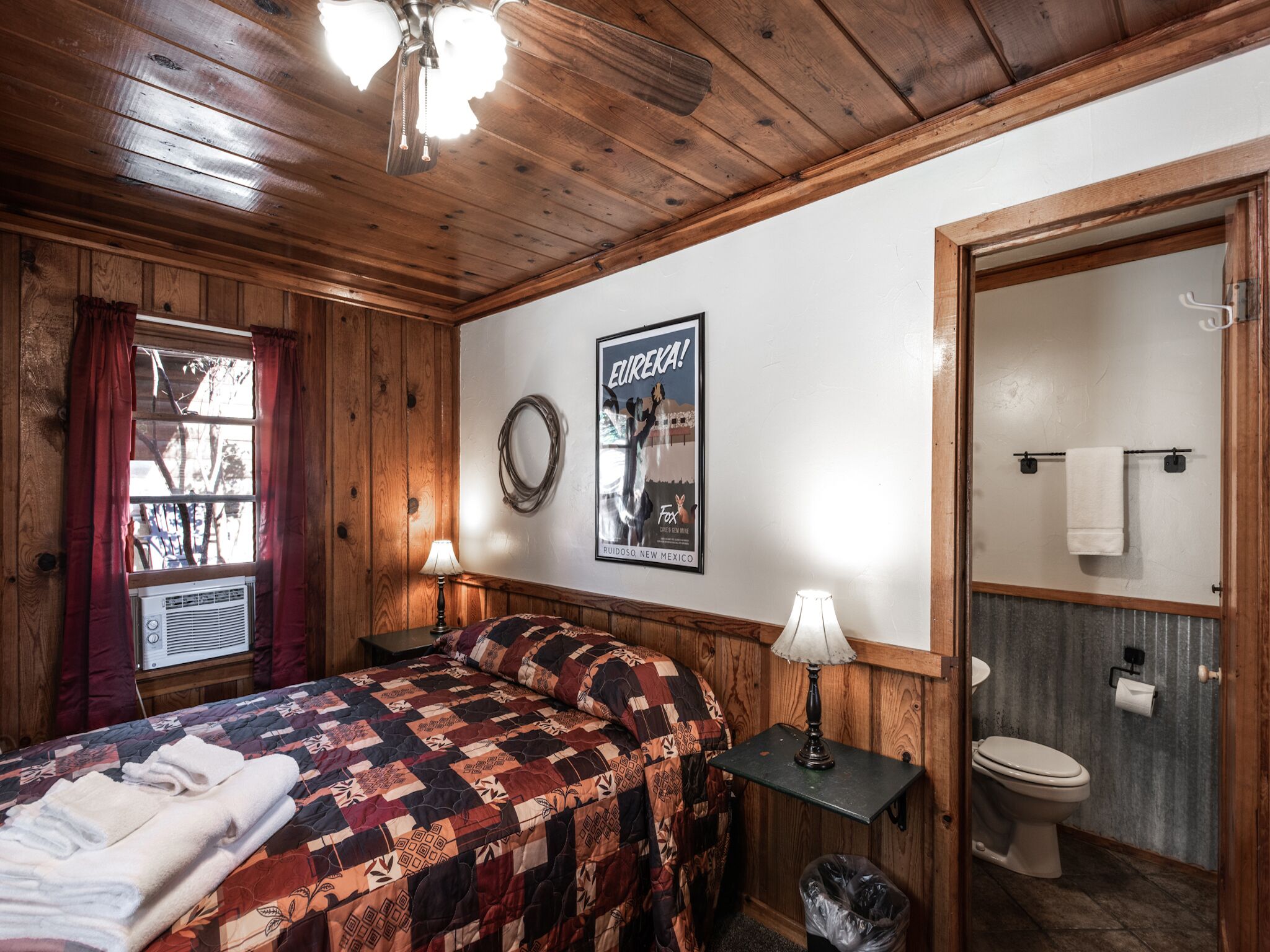 Apache Village Cabinette 11, Queen Bed, Midtown, Sleeps 2