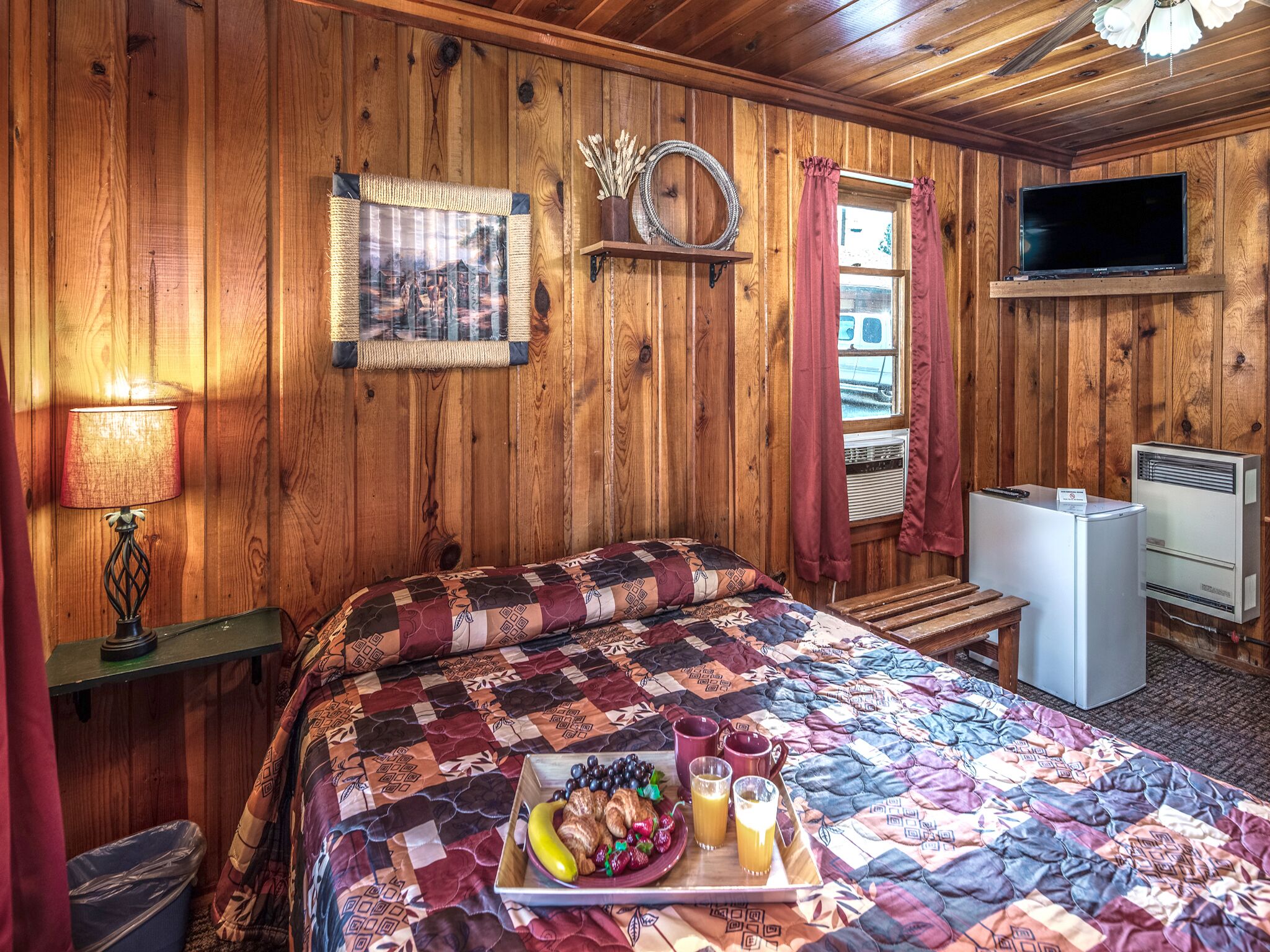 Apache Village 1, Queen Bed, Midtown, Pet Friendly, Sleeps 2