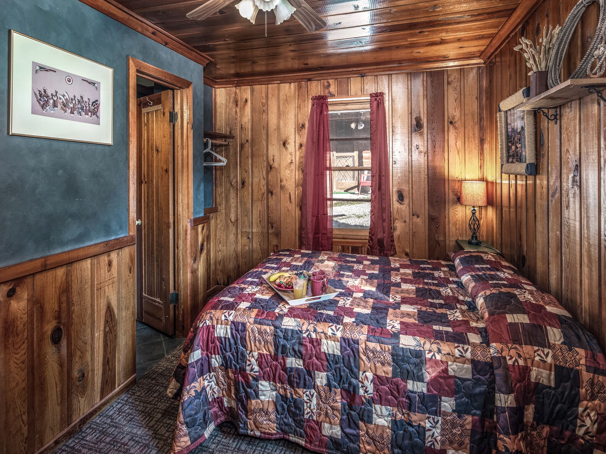 Apache Village 1, Queen Bed, Midtown, Pet Friendly, Sleeps 2