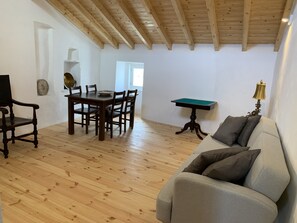 TV, fireplace - House by the Castle (360 panoramic View) (Castelo de Vide)