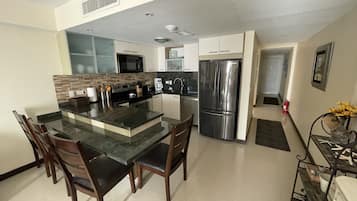 Een koelkast, een magnetron, een oven, een kookplaat