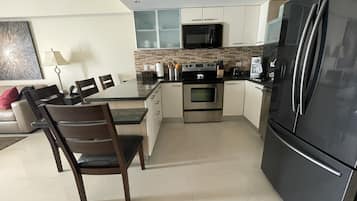 Een koelkast, een magnetron, een oven, een kookplaat