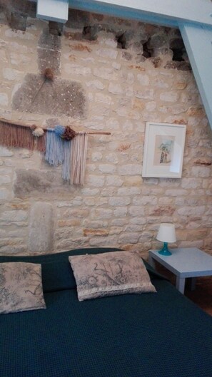 2 bedrooms, iron/ironing board, travel cot, free WiFi