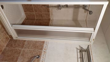 SĂšche-cheveux, serviettes fournies, savon, papier toilette